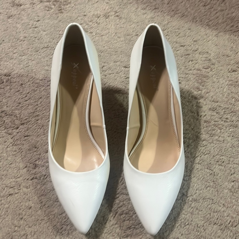 White pumps size 11